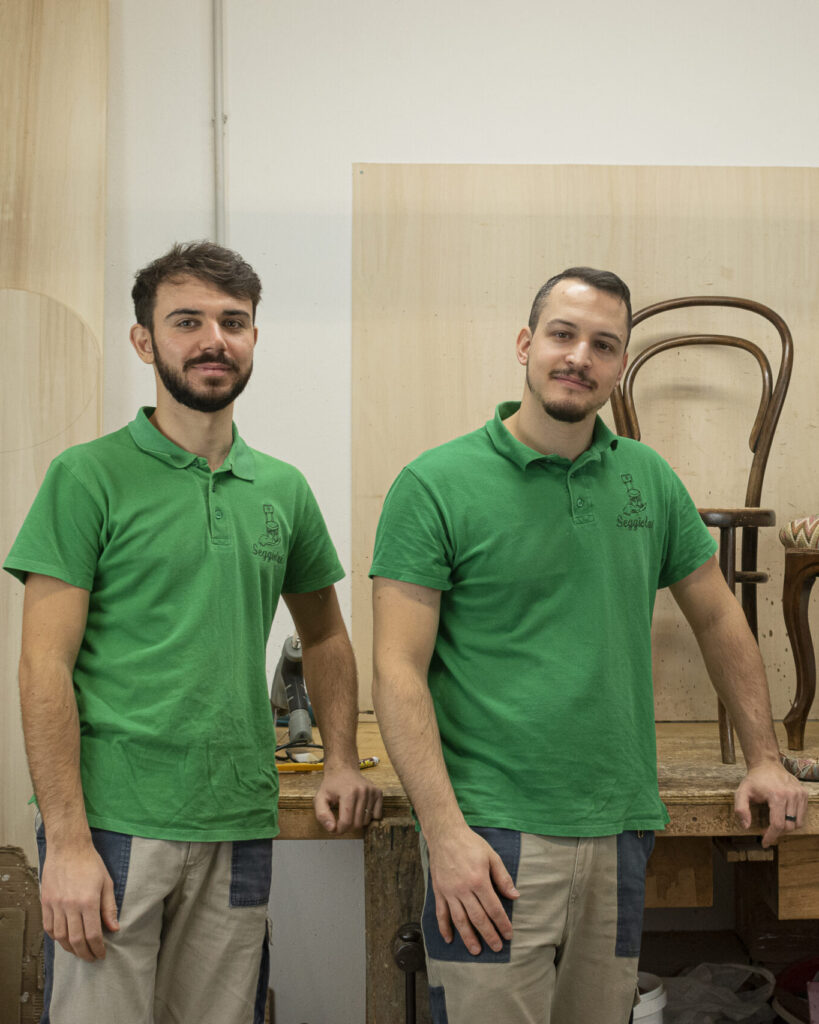 Mikel e Matteo, fondatori di Eterna Sedie, laboratorio di Bologna